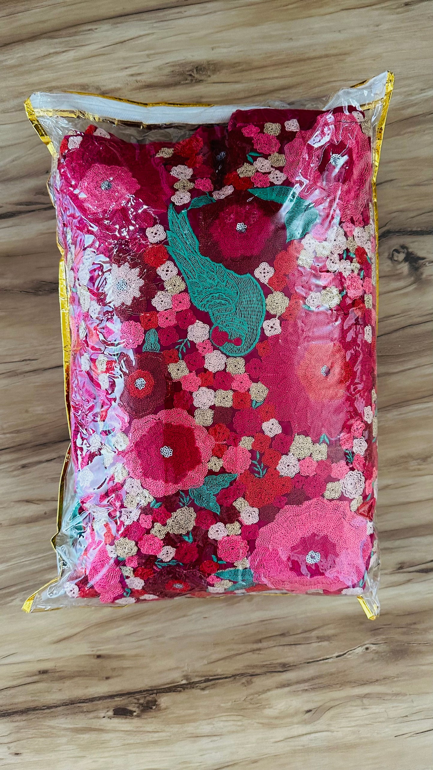 Tapeta Velvet Chainstich Lehengha Choli