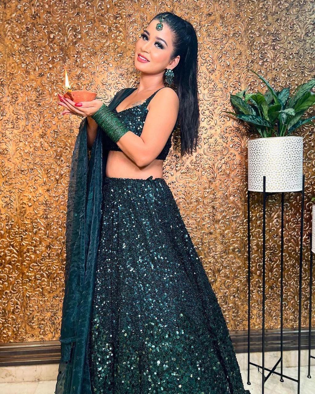 GREEN VELVET SEQUNIES WORK LEHENGHA